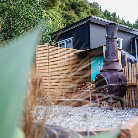 Kaitake Kabana - Unique, Off-Grid, Studio Retreat Oakura Bagian luar foto