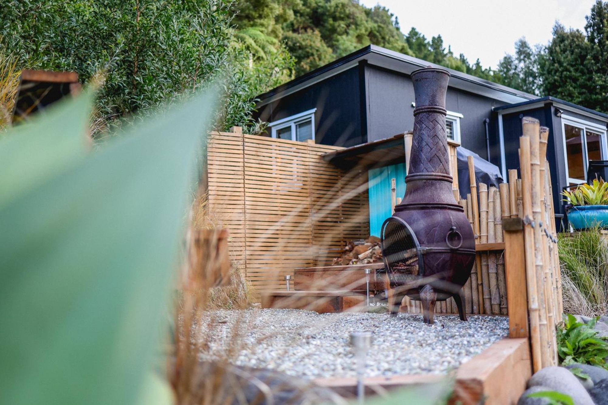 Kaitake Kabana - Unique, Off-Grid, Studio Retreat Oakura Bagian luar foto