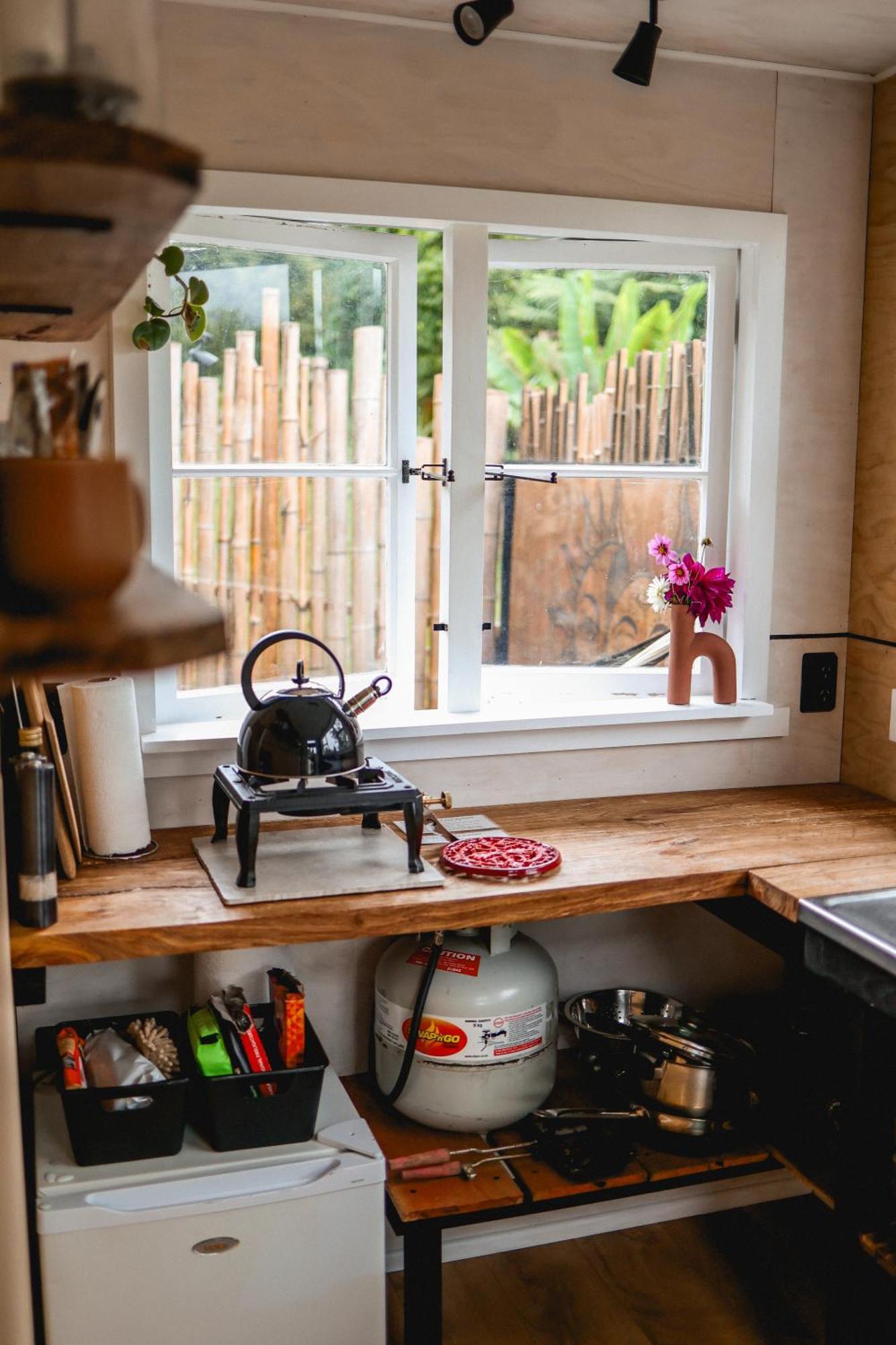 Kaitake Kabana - Unique, Off-Grid, Studio Retreat Oakura Bagian luar foto