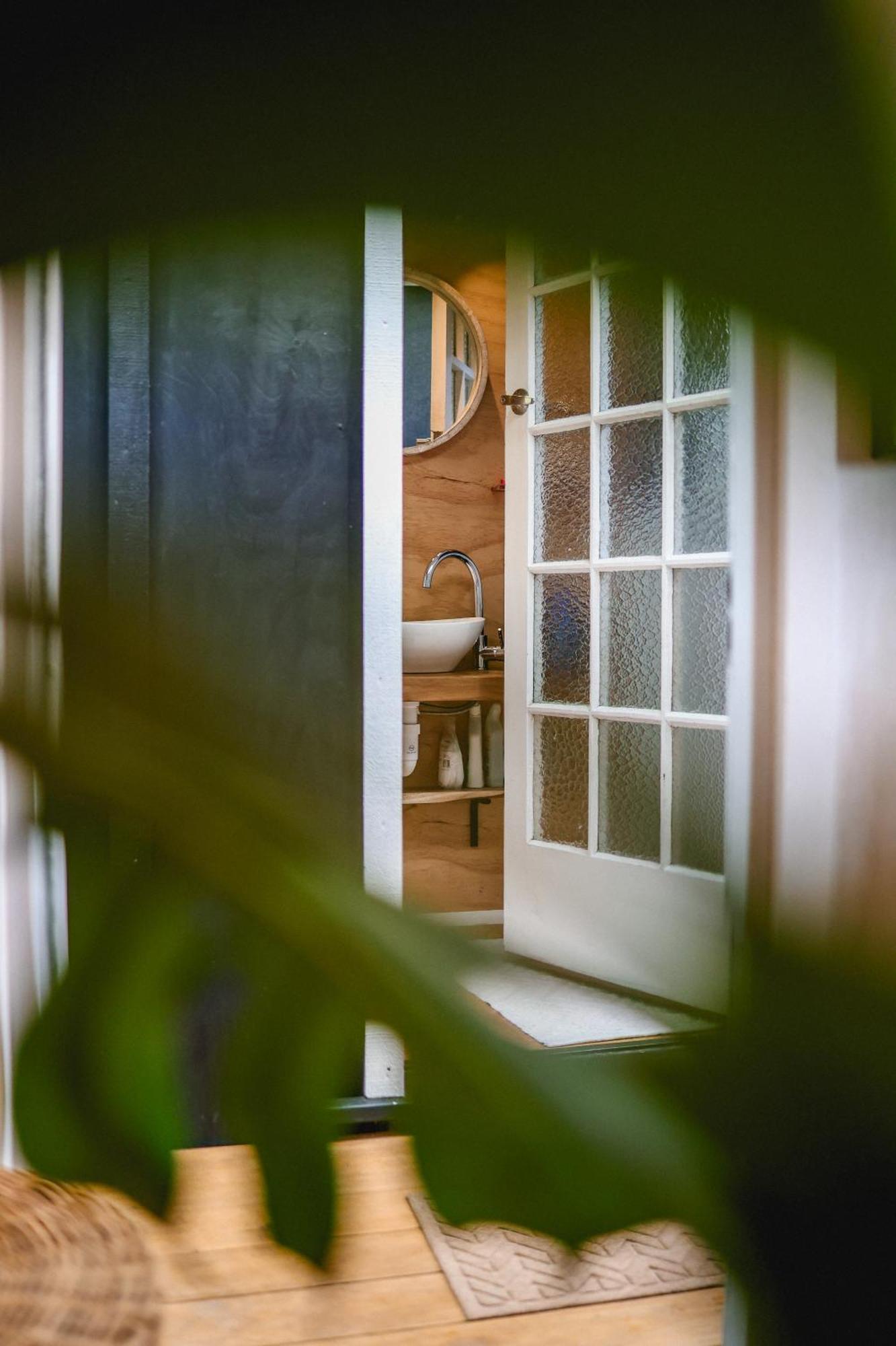 Kaitake Kabana - Unique, Off-Grid, Studio Retreat Oakura Bagian luar foto