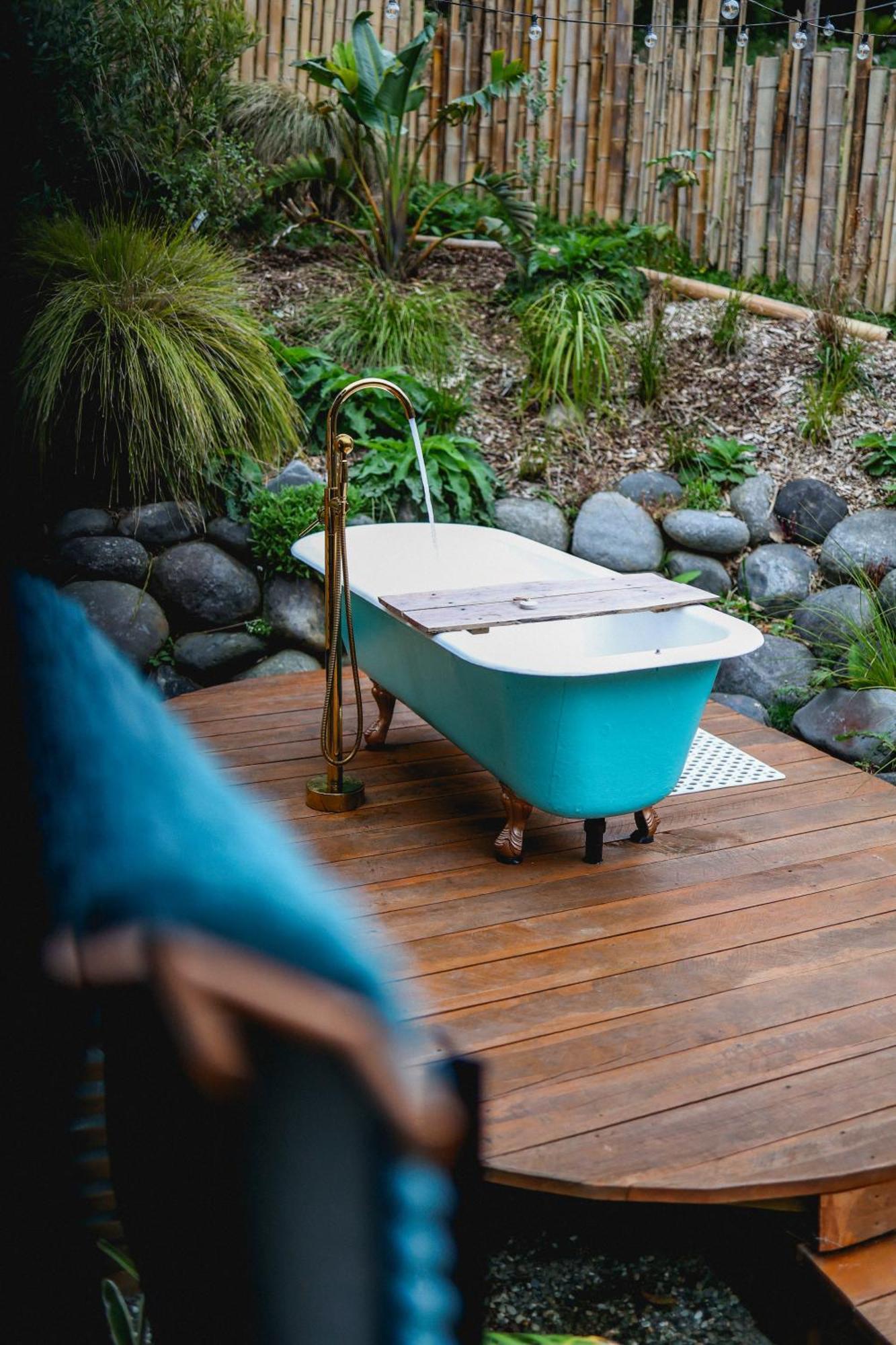 Kaitake Kabana - Unique, Off-Grid, Studio Retreat Oakura Bagian luar foto