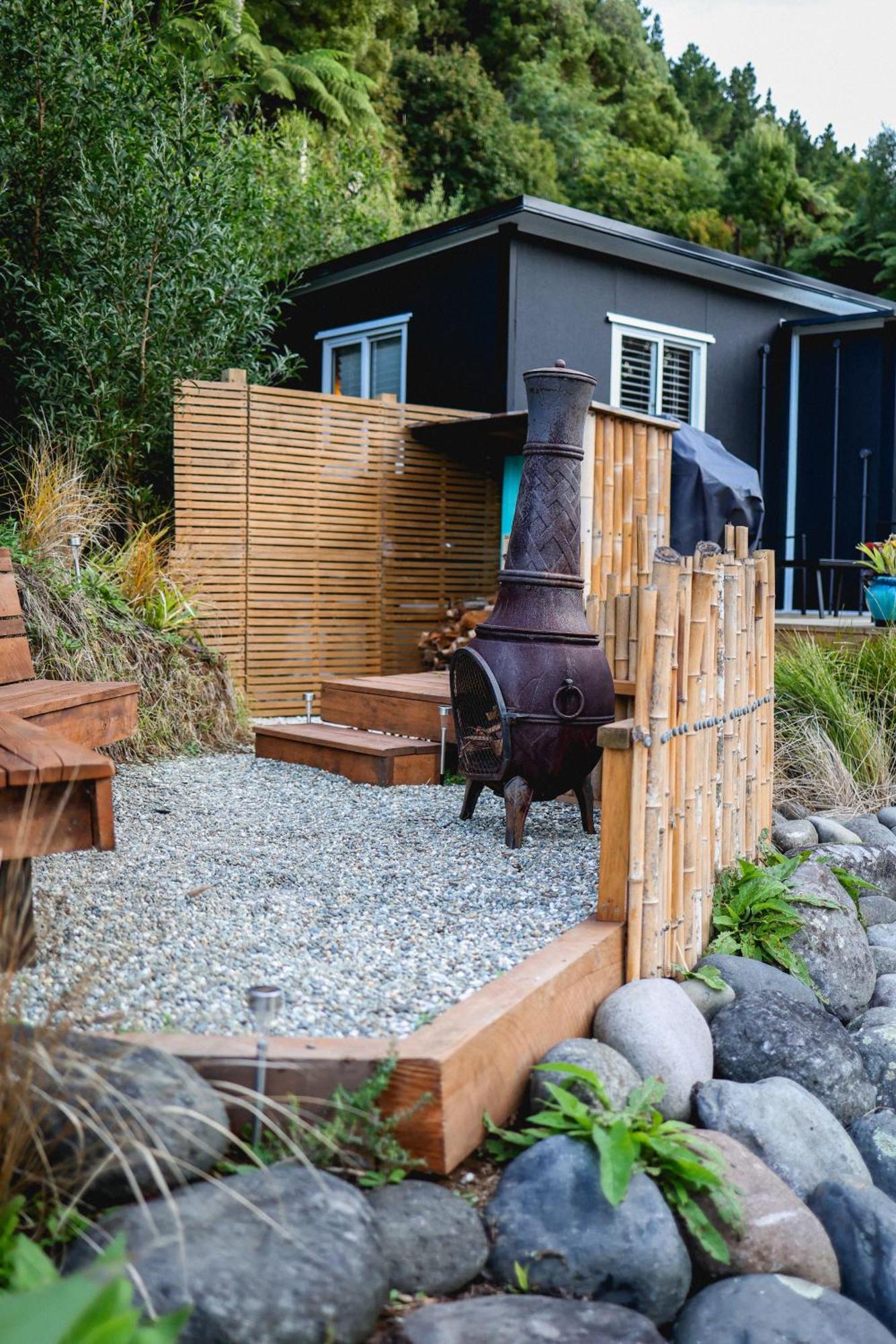 Kaitake Kabana - Unique, Off-Grid, Studio Retreat Oakura Bagian luar foto
